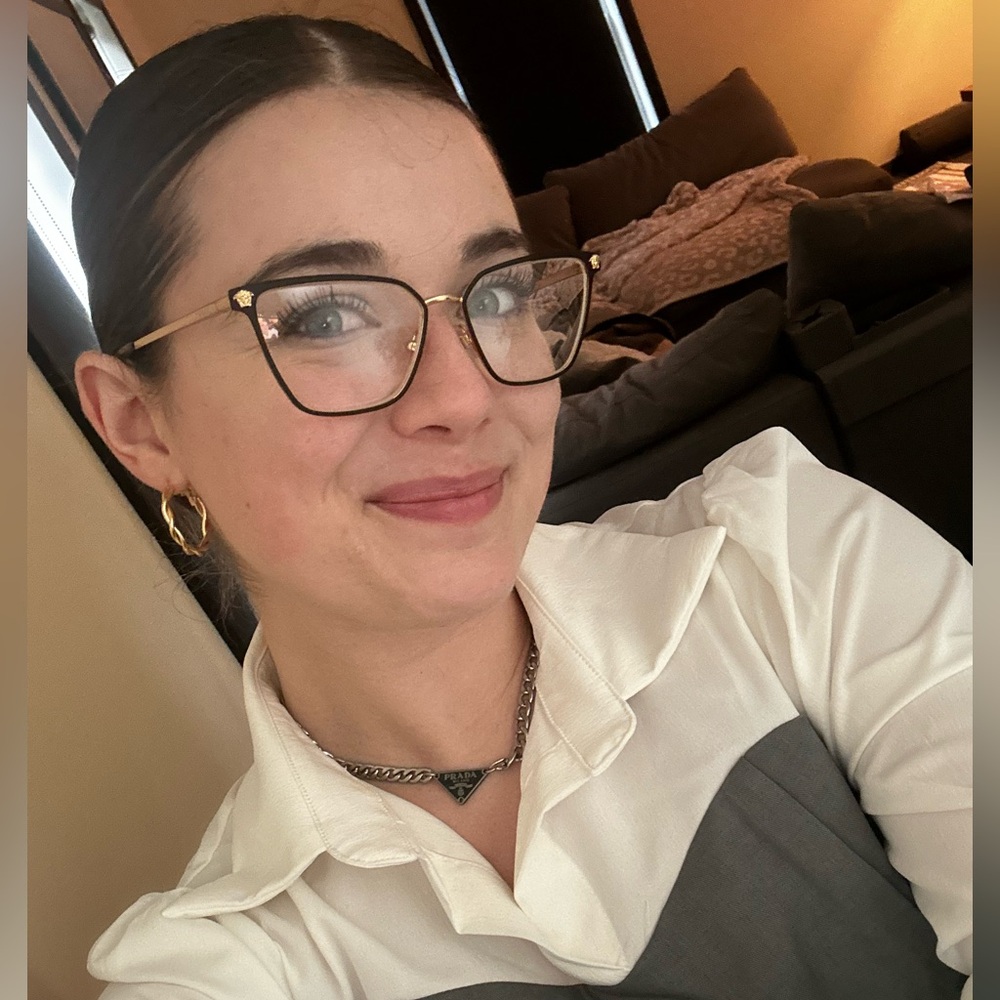 Meet your Posher, Chloe